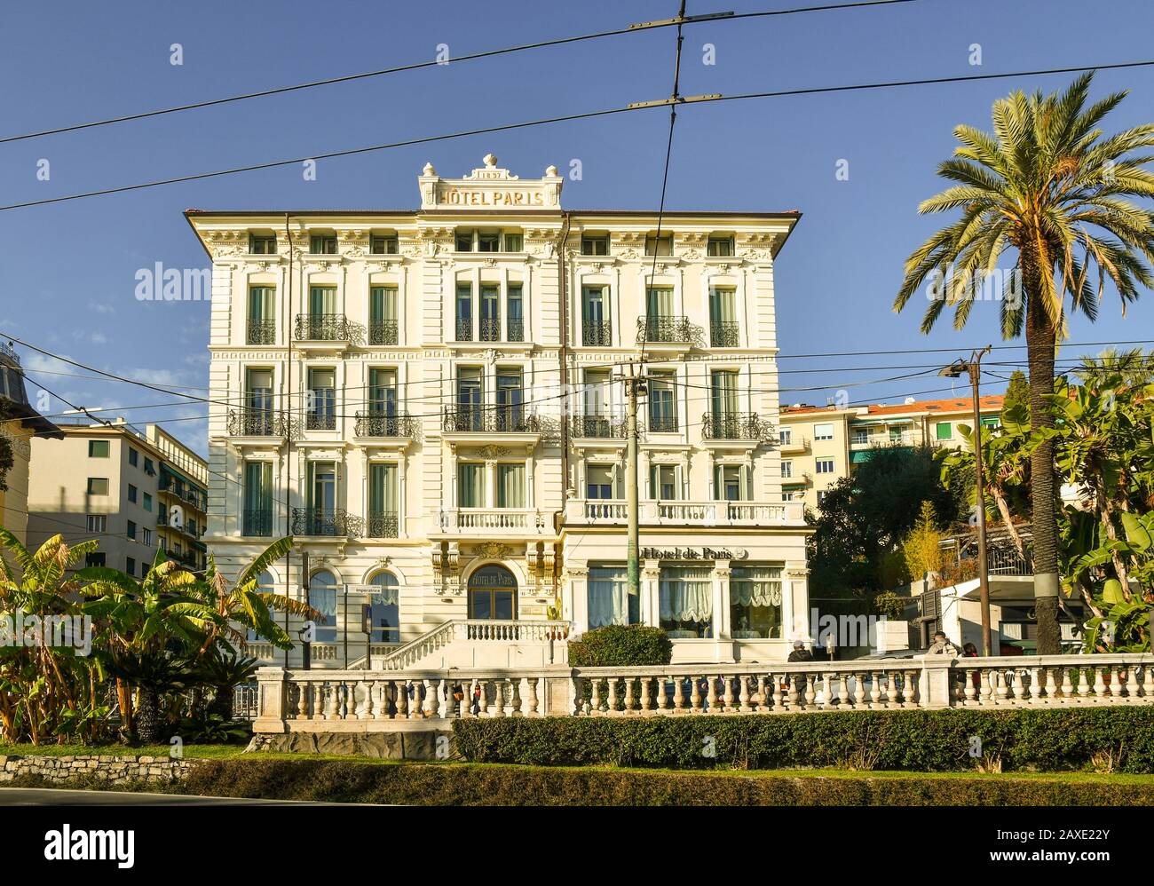 façade im Jugendstil des Hotels de Paris (1897) an der Promenade von Sanremo an einem sonnigen Tag, Riviera der Blumen, Ligurien, Italien Stockfoto