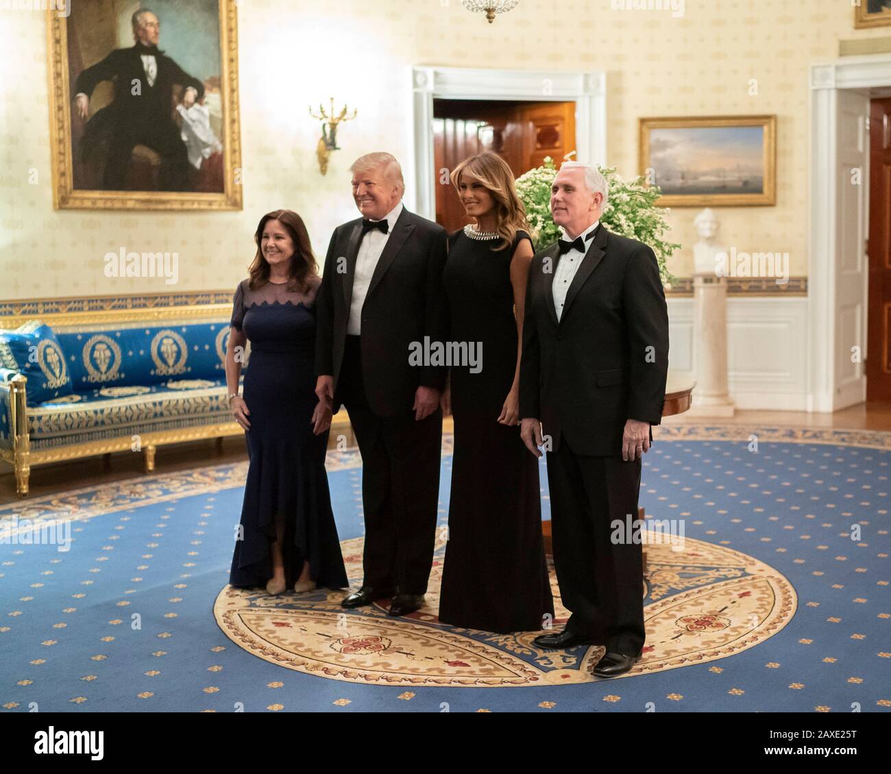 US-Präsident Donald Trump und First Lady Melania Trump posieren mit Vizepräsident Mike Pence, rechts, und seiner Frau Karen Pence, links, für ein Porträt vor dem Governors Ball im Blue Room des Weißen Hauses am 9. Februar 2020 in Washington, DC. Stockfoto