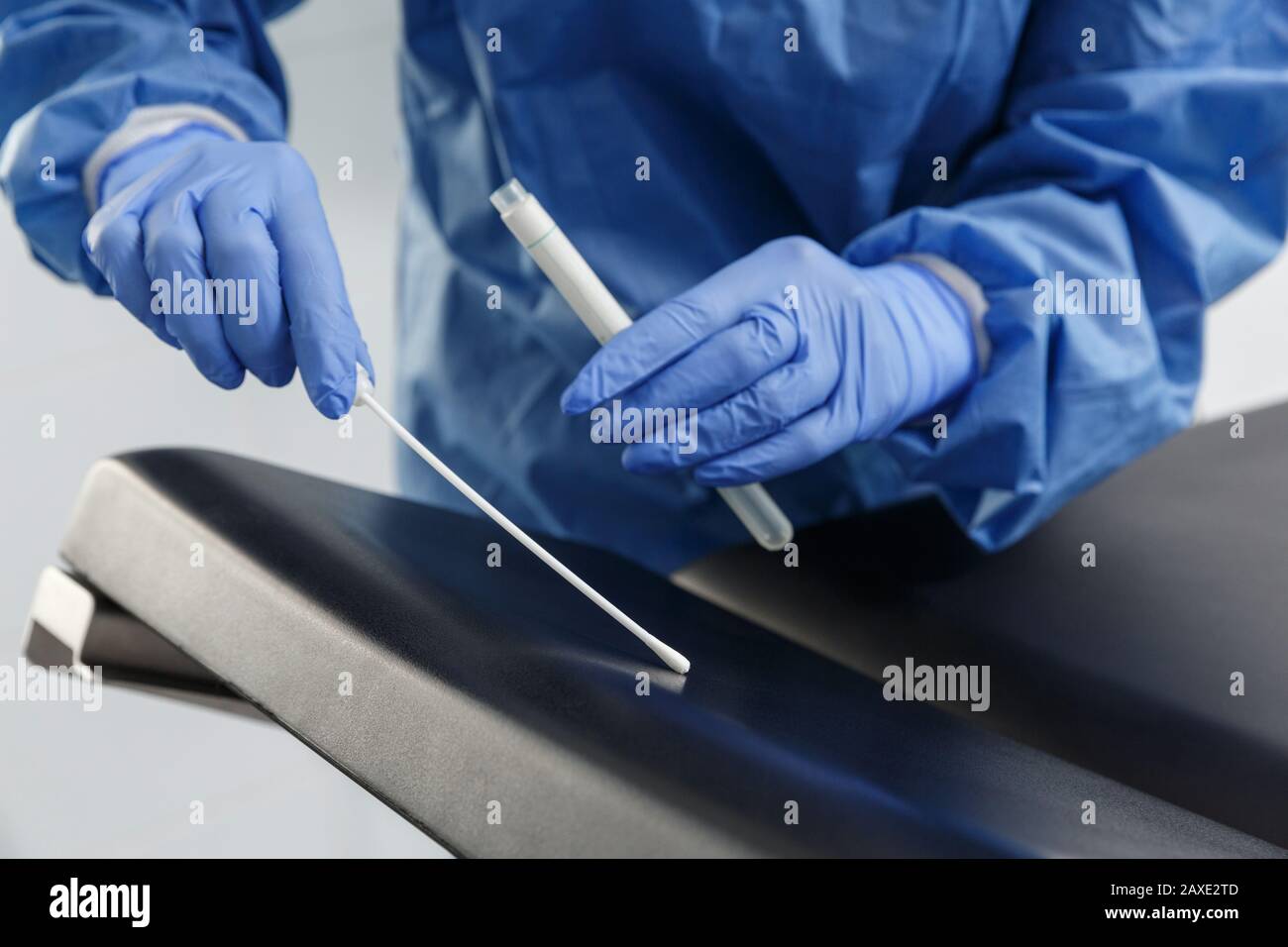 Laborfachmann für Handschuhe nimmt Bakterium- oder dna-Analysen einer Oberfläche auf. Mikrobiologisches Analysemethoden Stockfoto