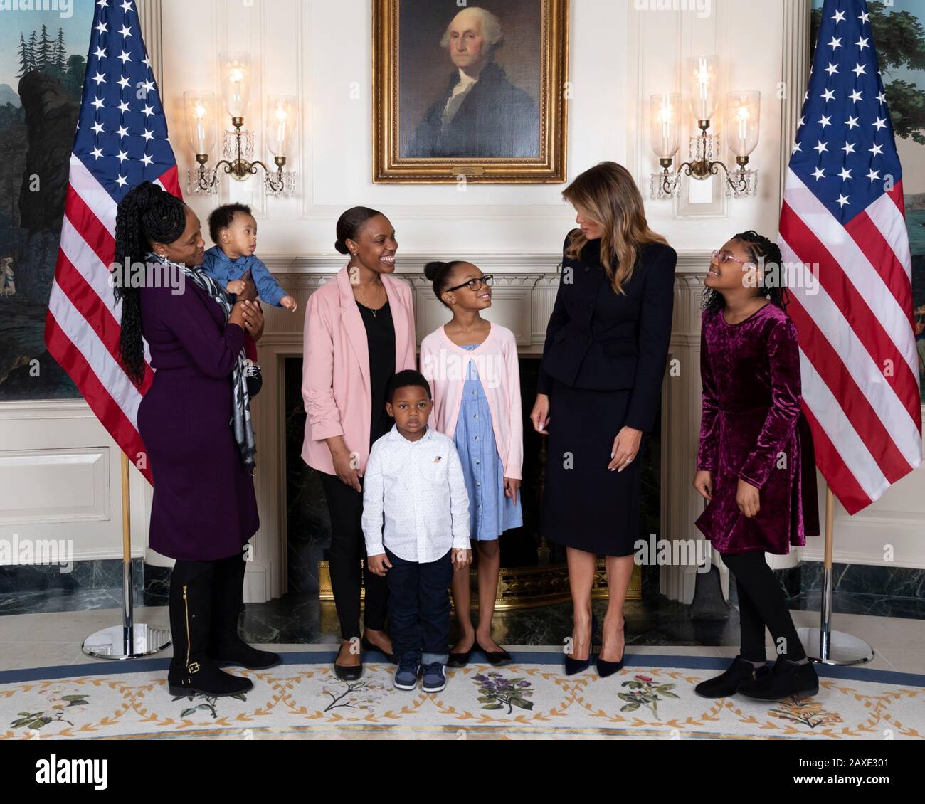 Die First Lady Melania Trump der USA posiert mit Janiyah Davis, ihrer Mutter Stephanie Davis und ihren Familienmitgliedern während eines Empfangs für Gäste der Galerie der State of the Union im Diplomatischen Empfangsraum des Weißen Hauses vom 4. Februar 2020 in Washington, DC. Stockfoto