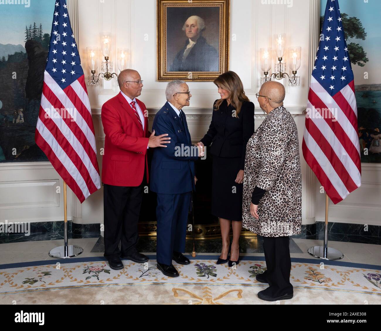 Die First Lady Melania Trump in den USA grüßt den Galeriengast, den 100 Jahre alten Tuskegee Airman Brig. Gen. Charles McGee (Ret.) aus Maryland und Mitglieder seiner Familie während eines Empfangs für Gäste der State of the Union Galerie im Diplomatischen Empfangsraum des Weißen Hauses 4. Februar 2020 in Washington, DC. Stockfoto