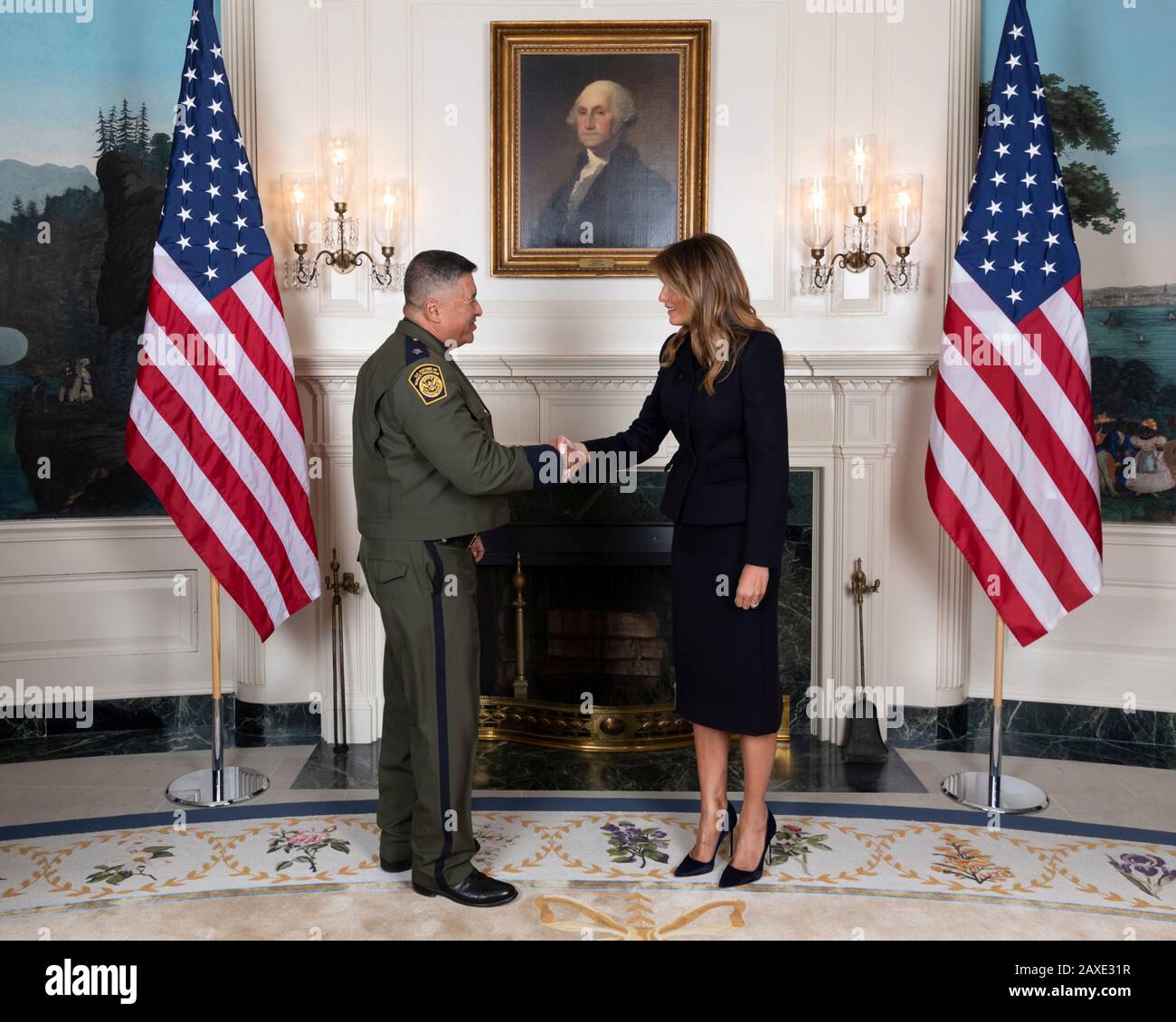 Die First Lady Melania Trump der USA posiert für Fotos mit dem stellvertretenden Leiter der United States Border Patrol, Raul Ortiz, einem Galeristen des Staates der Union, der im Diplomatischen Empfangsraum des Weißen Hauses am 4. Februar 2020 in Washington, DC zu Gast ist. Stockfoto