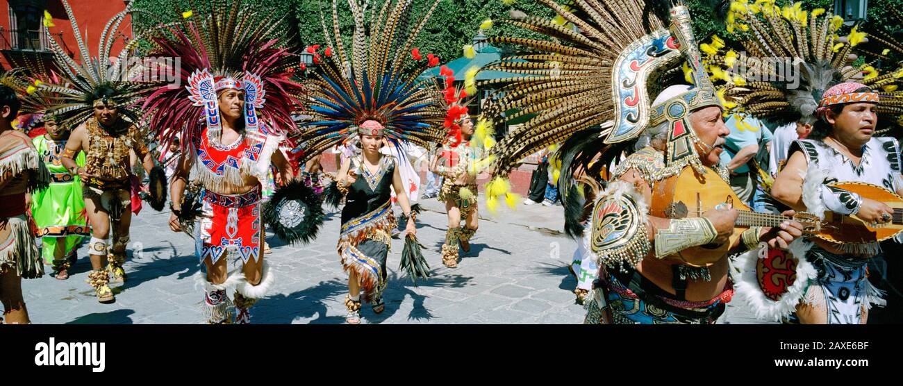 Große Gruppe von Menschen, die auf einem Festival tanzen, San Miguel De Allende, Guanajuato, Mexiko Stockfoto