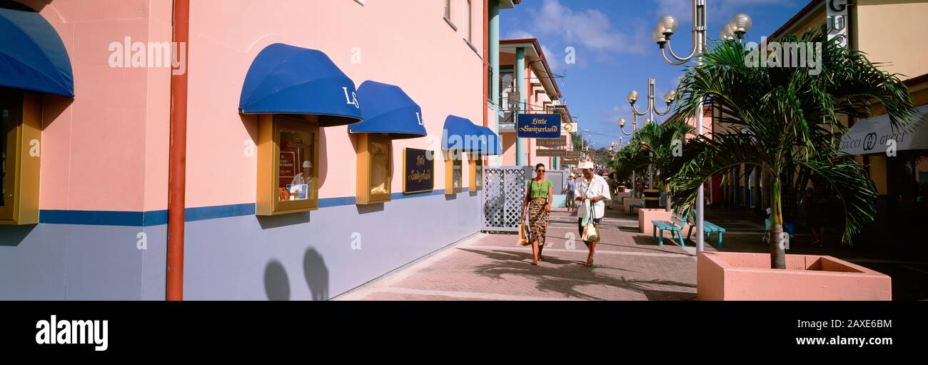 Zwei Personen, die auf der Straße spazieren, St. John's, Antigua und Barbuda Stockfoto