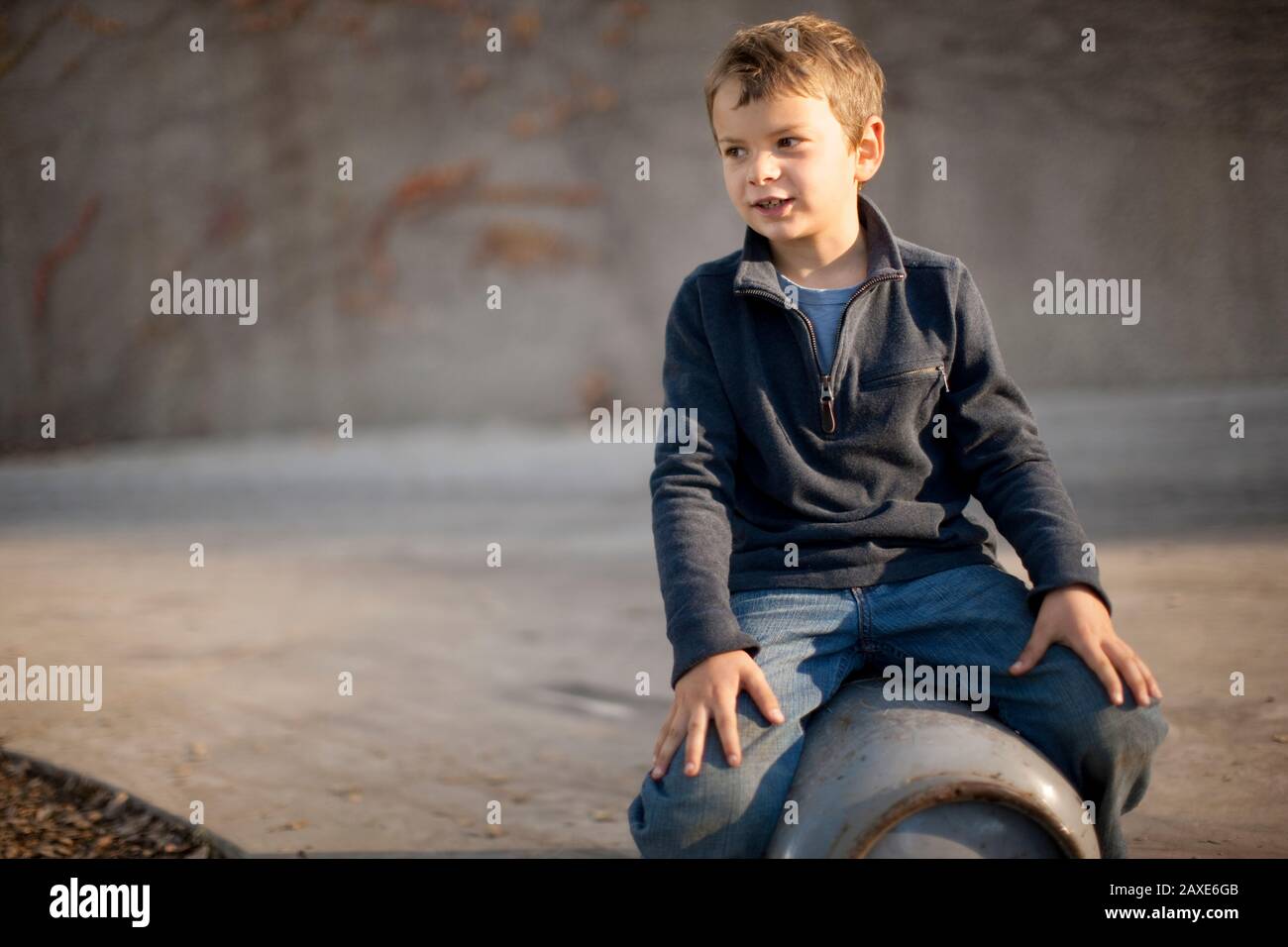 Porträt des kleinen Jungen sitzend. Stockfoto