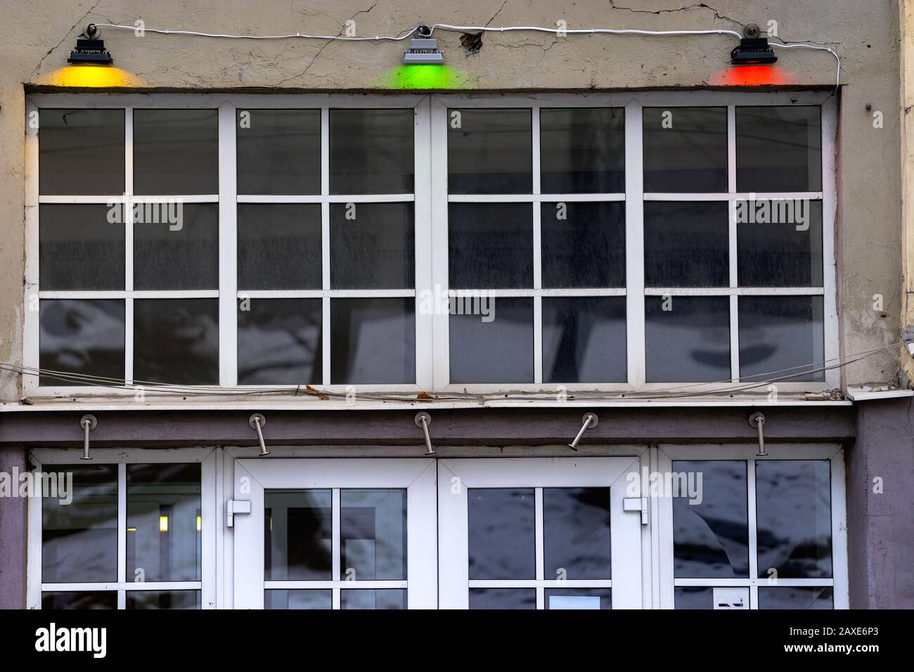 Drei elektrische Lampen über dem großen Fenster zeigen die Flagge der Litauer - dreifarbig: Gelb, grün und rot. Dekoration des Gebäudes bei Gelegenheit o Stockfoto