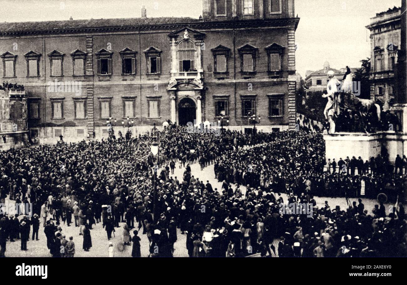 1922 , ROMA , ITALIEN : Italienische Faschistische Schwarze Hemden nach der MARCIA SU ROMA Parade der Legionari auf der Piazza del Quirinale für den italienischen König Vittorio Emmanuele III. Di Savoia - FASCISMO - FASCISTA - FASCHISMUS - ANNI VERS - ITALIA - 20 - 20 - PARTITO NAZIONALE FASCISTA - PNF - P.N.F. - FOTO STORICHE - GESCHICHTSFOTOS - ITALIEN - ITALIEN - XX JAHRHUNDERT - NOVECENTO - CAMICIE NERE --- ARCHIVIO GBB Stockfoto