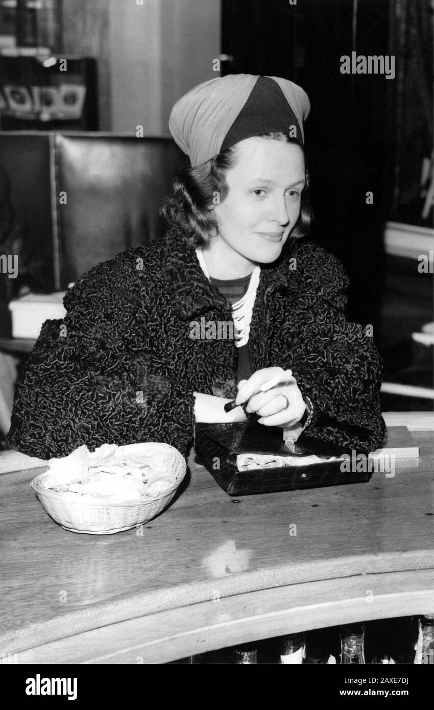 1939 , februar , CHICAGO , USA : Die russische Prinzessin Alexandra Pavlovna ' ALEKA ' GALITZINE ROTISLAV ROMANOFF ( Nowgorod , Russland 1905 - Lake Forest , Chicago , IL 5. dezember 2006 ) bei einem Modenschau Contest. 1939 in Chicago mit dem reichen amerikaner Lester ARMOUR Sr. Verheiratet. Ihrem Tod ging ihr Sohn Rostislav Romanoff Jr. aus seiner ersten Ehe (47. In Anlehnung an den russischen Thron) voraus, eine erfolgreiche Bankenkarriere in London. Aleka Galitzine, die die Frau des Fürsten Rostislav Romanov Neffe des Zaren Nikolaus II. War Als sie in die USA kam, eröffnete sie schließlich eine Eiche Stree Stockfoto