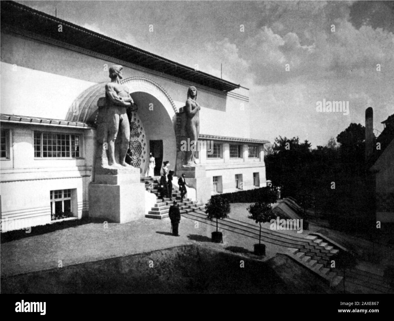 1901, 15. Mai, DARMSTADT-HAUS: Das ERNST-LUDWIG HAUS (1899-1901) des Architekten Joseph M. OLBRICH. In diesem Foto Olbrich mit dem deutschen Fürsten ERNST LUDWIG Von HESSEN Kassel (Ernest Louis Charles, † 1938). Ernst Ludwig war von 1892 bis 1918 der letzte Großfürst von Hessen und von Rhein. War der Sohn von Großfürst Louis IV. Und Prinzessin Alice von Großbritannien, Tochter von Victoria von Großbritannien und Prinz Albert von Sachsen-Coburg und Gotha. Er war ein älterer Bruder von Alexandra von Hessen, der Kaiserin Consort von Nikolaus II. Von Russland. Ernest Louis heiratete 1894 seine erste Cousine, Princes Stockfoto