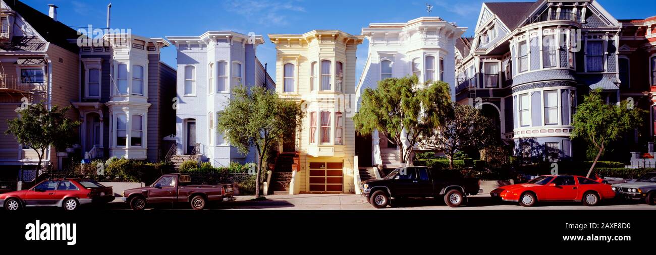 Autos parkten vor viktorianischen Häusern, San Francisco, Kalifornien, USA Stockfoto