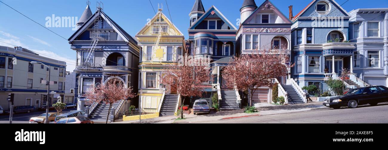 Autos Parkten Vor viktorianischen Häusern, San Francisco, Kalifornien, USA Stockfoto