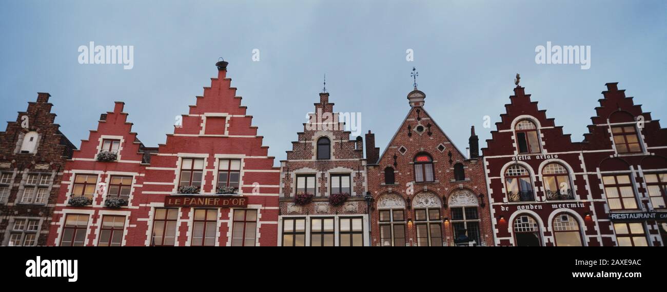Niedriger Blickwinkel auf Gebäude, Brüggen, Belgien Stockfoto