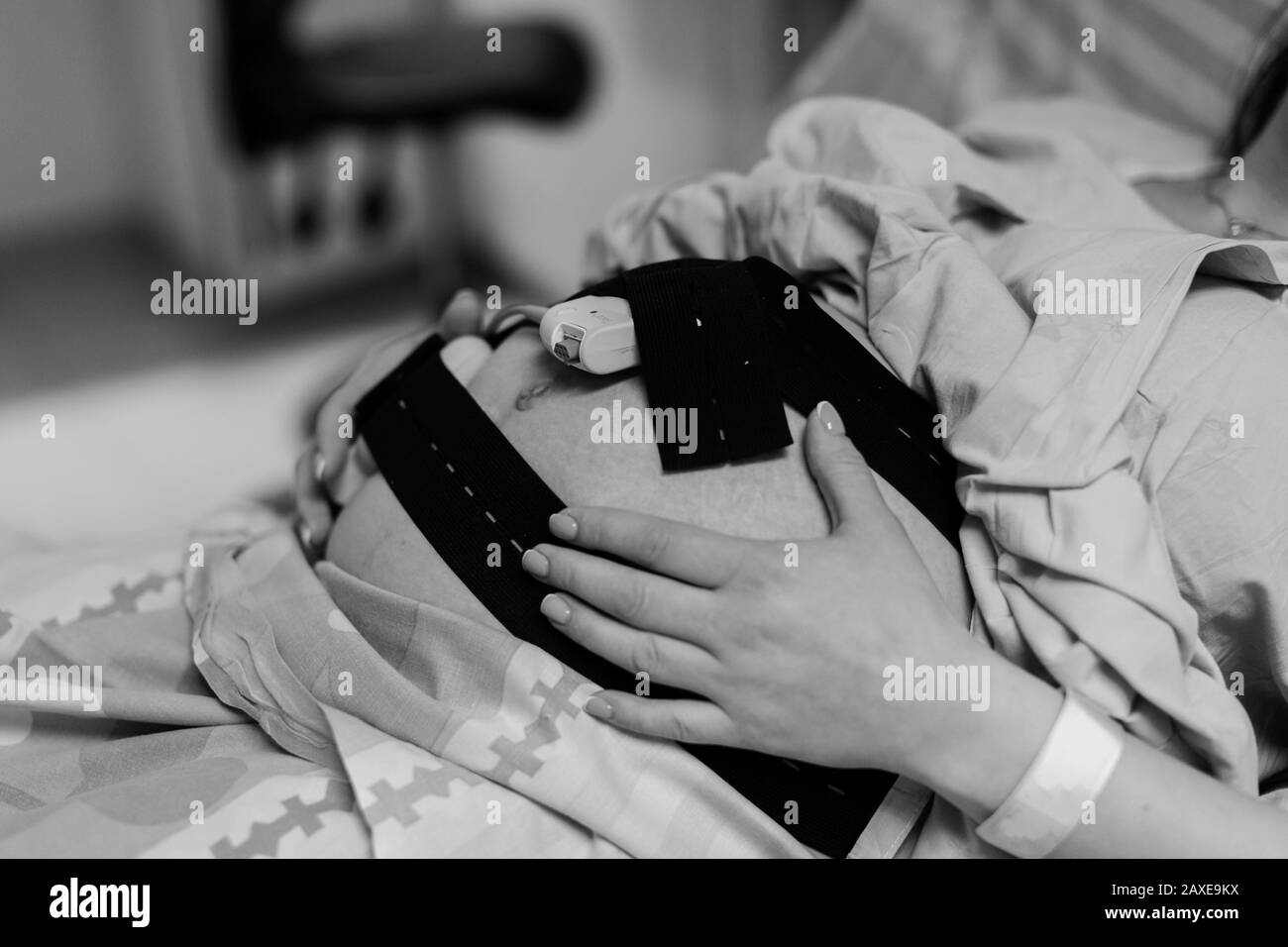 Schwangere Frau im Krankenhaus mit Kardiotokographie-Glocke schwarz-weiß Foto Stockfoto