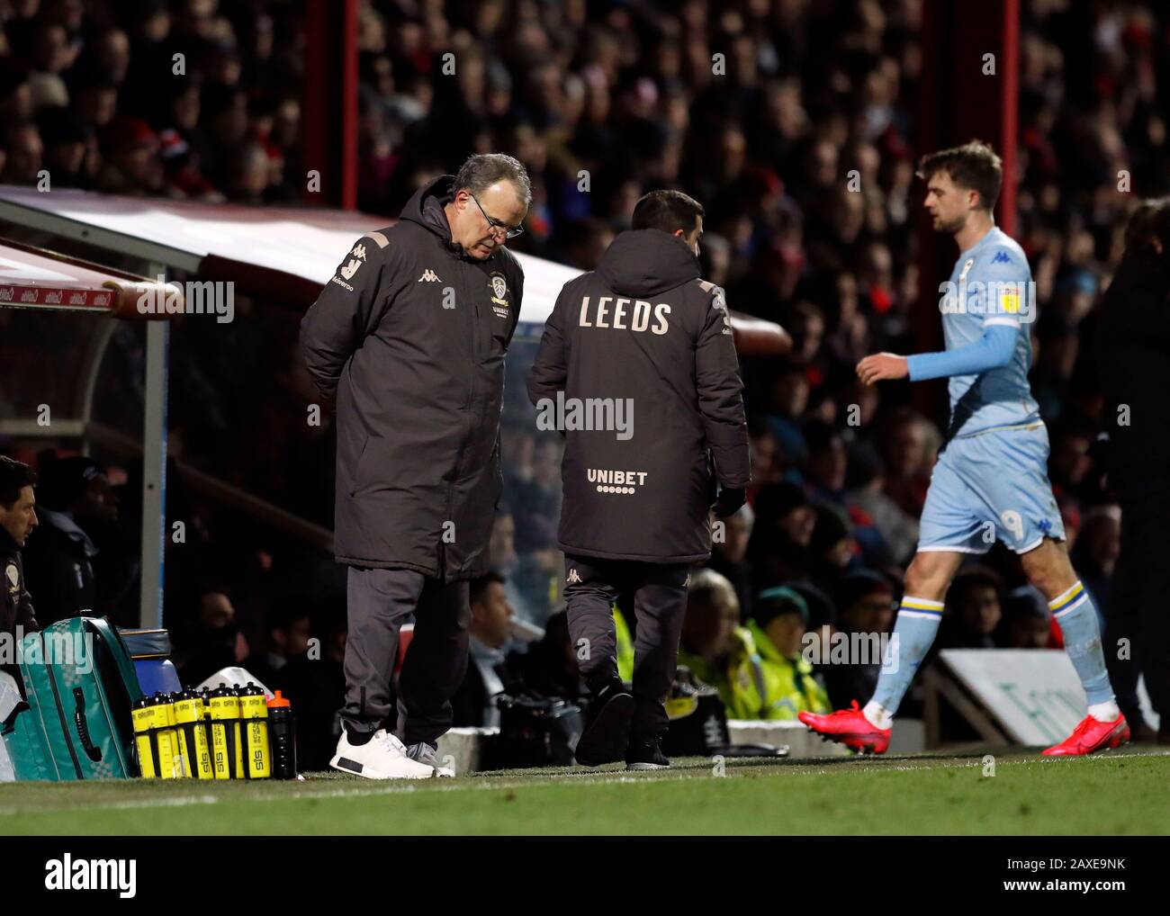 Griffin Park, London, Großbritannien. Februar 2020. English Championship Football, Brentford FC gegen Leeds United; Leeds United Manager Marcelo Bielsa enttäuschte, nachdem Patrick Bamford von Leeds United in der 2. Halbzeit für Jean-Kevin Augustin von Leeds United abgedelt wurde - Ausschließlich redaktioneller Einsatz. Keine Verwendung mit nicht autorisierten Audio-, Video-, Daten-, Regallisten-, Club-/Liga-Logos oder Live-Diensten. Die Online-Nutzung ist auf 120 Bilder beschränkt, keine Videoemulation. Keine Verwendung bei Wetten, Spielen oder Einzelspielen/Liga-/Spielerveröffentlichungen Credit: Action Plus Sports/Alamy Live News Stockfoto