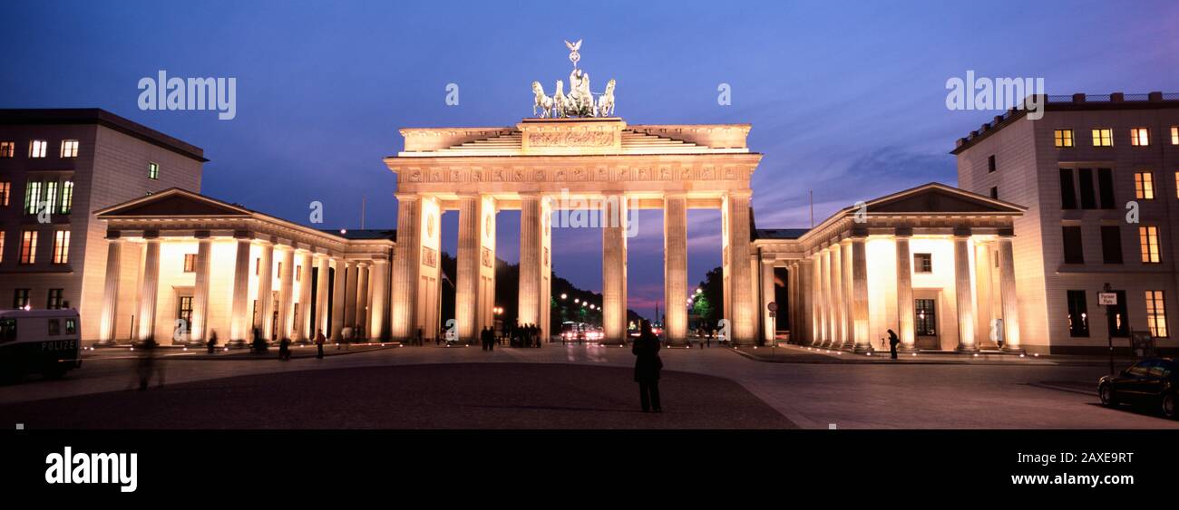 Low Angle View eines Tores nachts beleuchtet, Brandenburger Tor, Berlin, Deutschland Stockfoto