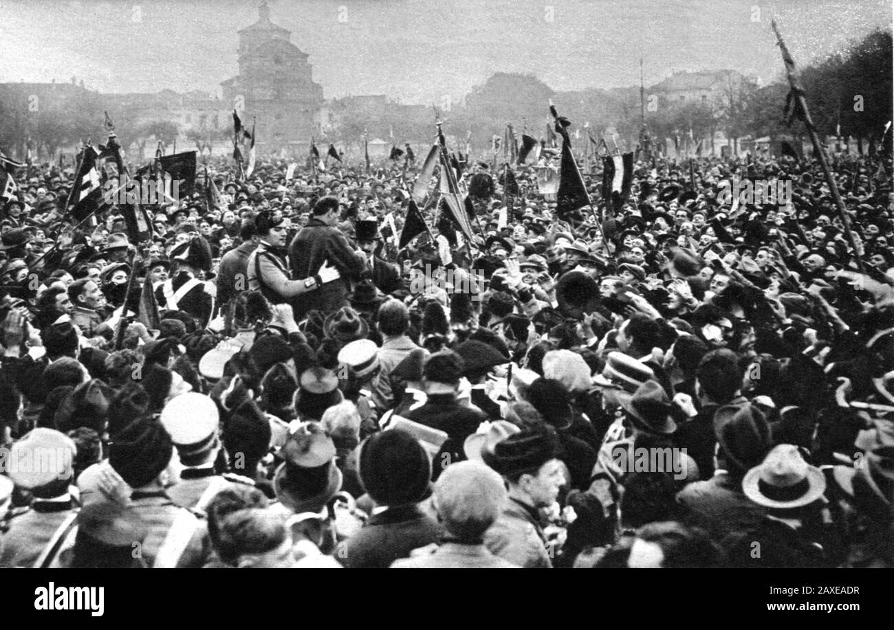 1925, MANTOVA, ITALIEN: Der italienische Faschist Duce BENITO MUSSOLINI ( Predappio, 29. juli 1883 - Giulino di Mezzegra, 28. april 1945 ) auf der Piazza Virgilio - Ritratto - Porträt - POLITICA - POLITICO - ITALIA - POLITIK - POLITIC - Porträt - ITALIEN - FASCHISMUS - FASCHISMUS - FASCISTA - ITALIA - Archivio GBB Stockfoto