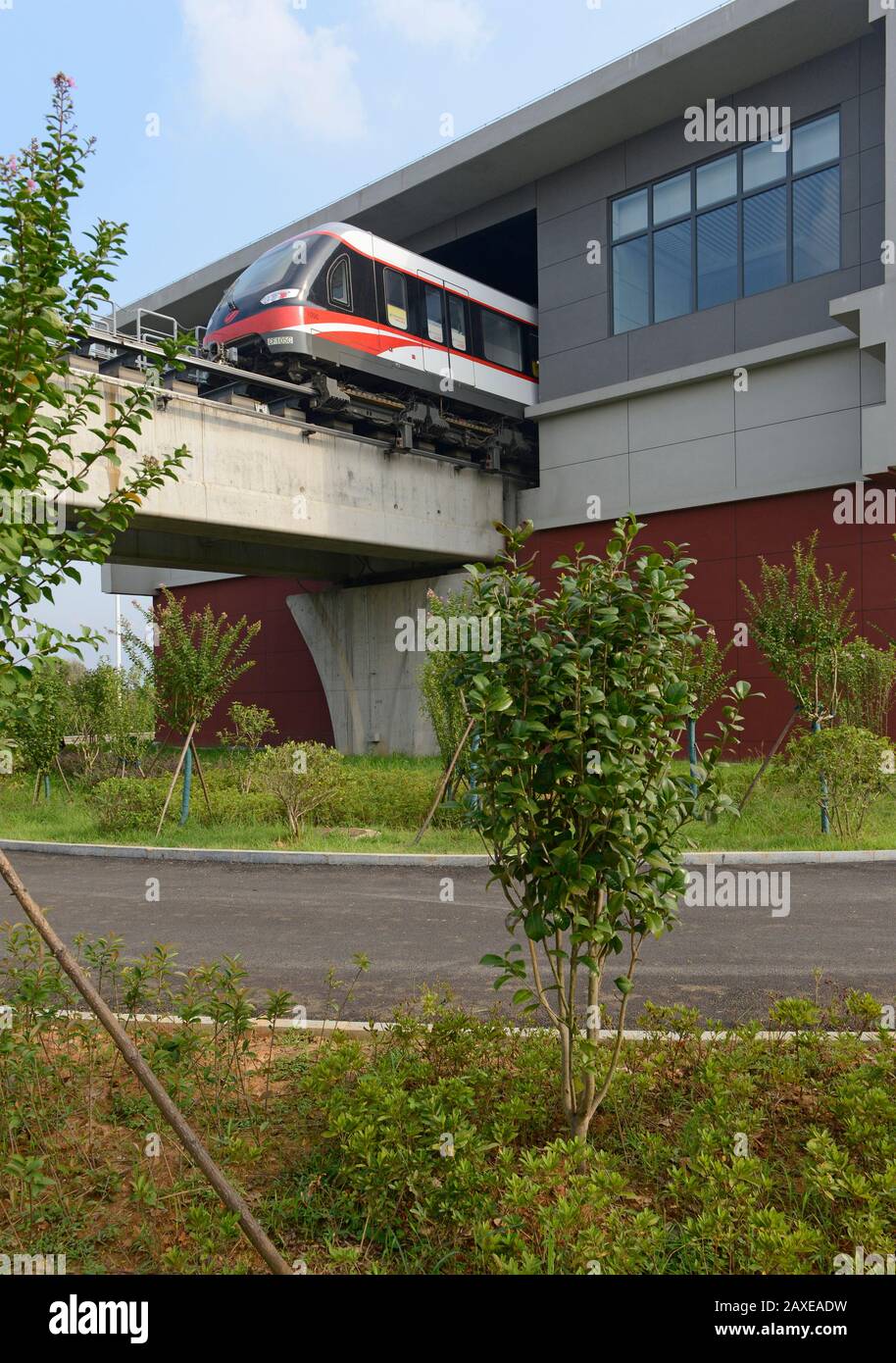 Der Zug Maglev nähert sich dem Bahnhof Longli, Changsha, China Stockfoto