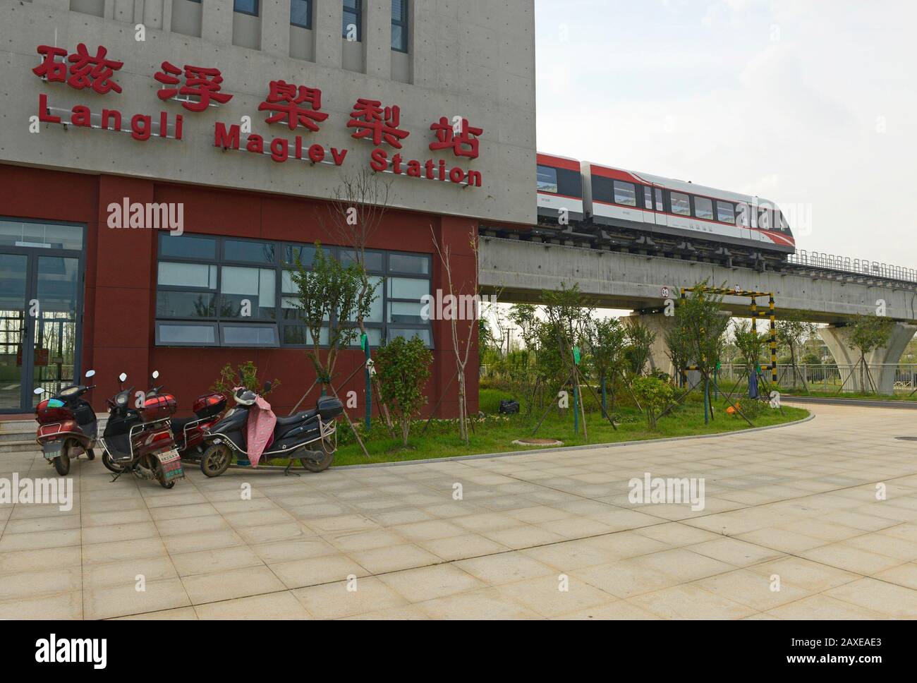 Der Zug Maglev verlässt den Bahnhof Longli, Changsha, China Stockfoto