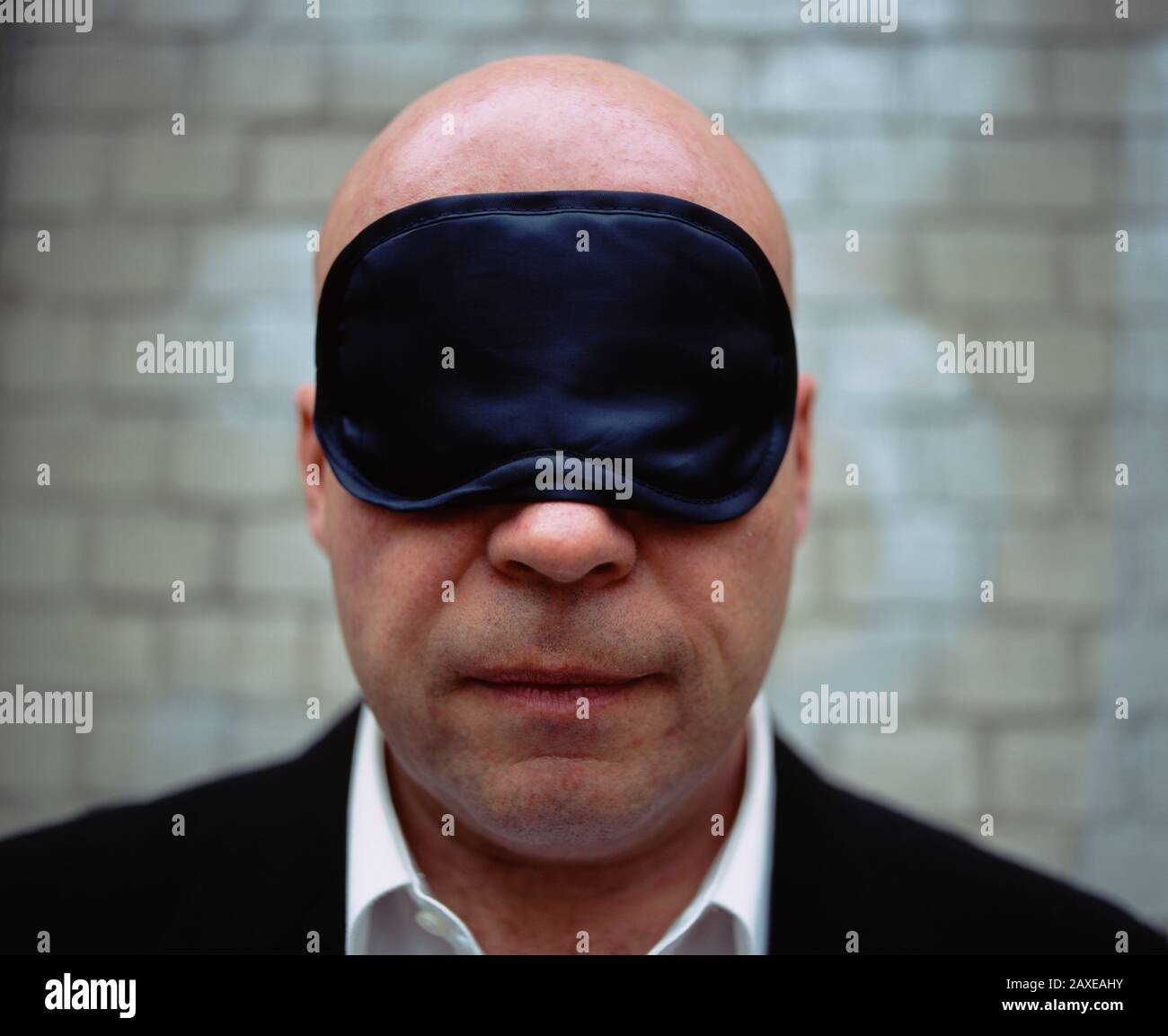 Nahaufnahme eines mittelerwachsenen Mannes, der eine Augenmaske trägt, Deutschland Stockfoto