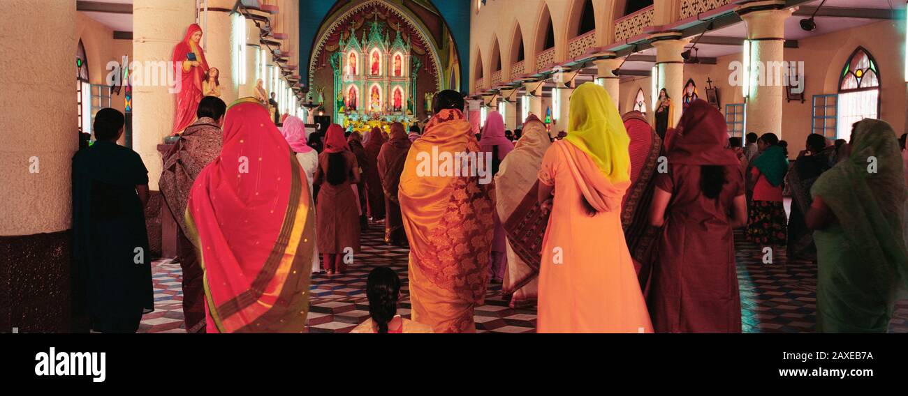 Frauen, die in einer Kirche, Kerala, Indien, beten Stockfoto