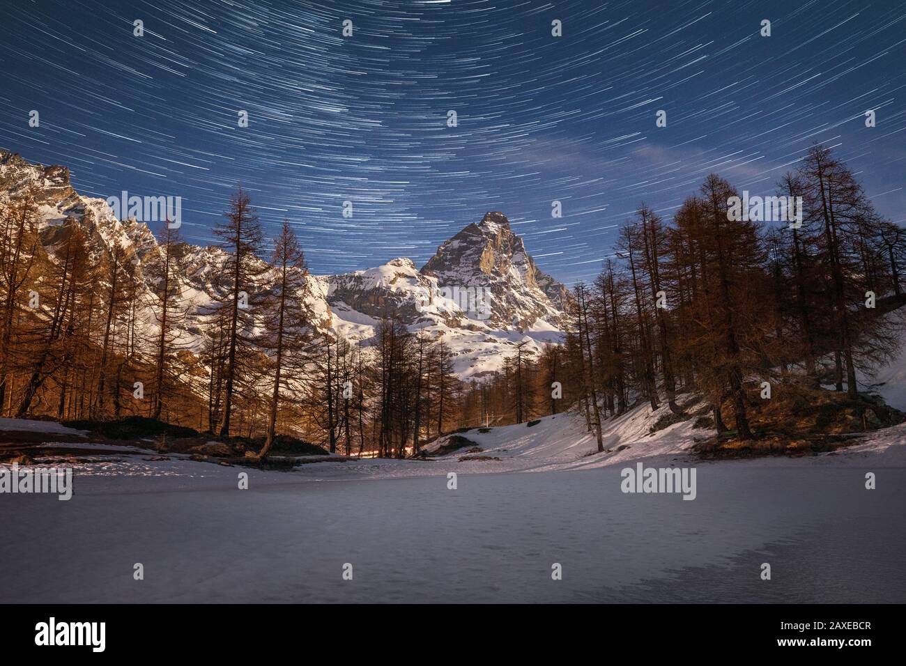 Matterhorn-Gipfel in den Schweizer alpen, Zermatt. Berggipfel des Matterhorns unter den Sternen des Nachthimmels Stockfoto