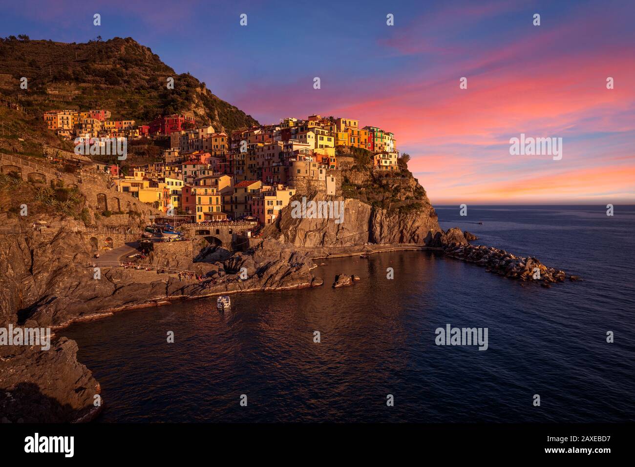 manarola-farbenfrohe-italienische-stadt-in-der-d-mmerung-nach
