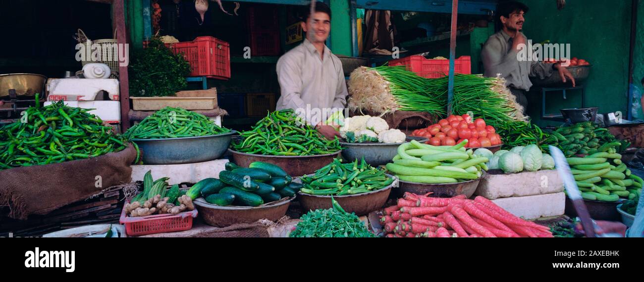 Porträt eines Lebensmittelhändlers, Nagaur, Rajasthan, Indien Stockfoto