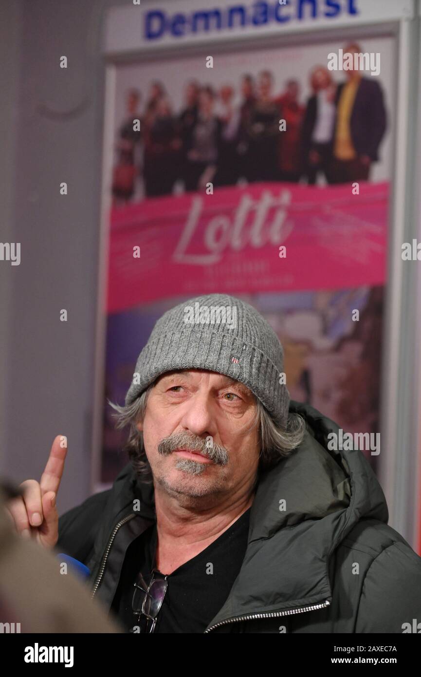 Bleicherode, Deutschland. Februar 2020. Regisseur Hans-Günther Bücking bei der Premiere von 'Lotti oder Bleicherode, dem etwas anderen Heimatfilm'. Der Film hatte seine Weltpremiere. Credit: Frank May / dpa / Alamy Live News Stockfoto