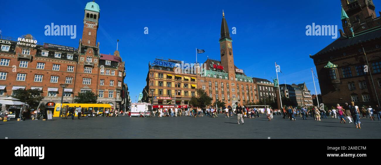 Niedriger Winkel Blick Auf Die Gebäude In EINER Stadt, Rathausplatz, Kopenhagen, Dänemark Stockfoto