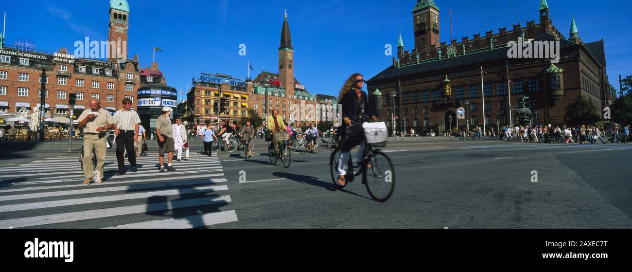 Eine Gruppe Von Menschen, Die Eine Straße An EINEM Zebraübergang, dem Rathausplatz, Kopenhagen, Dänemark überqueren Stockfoto