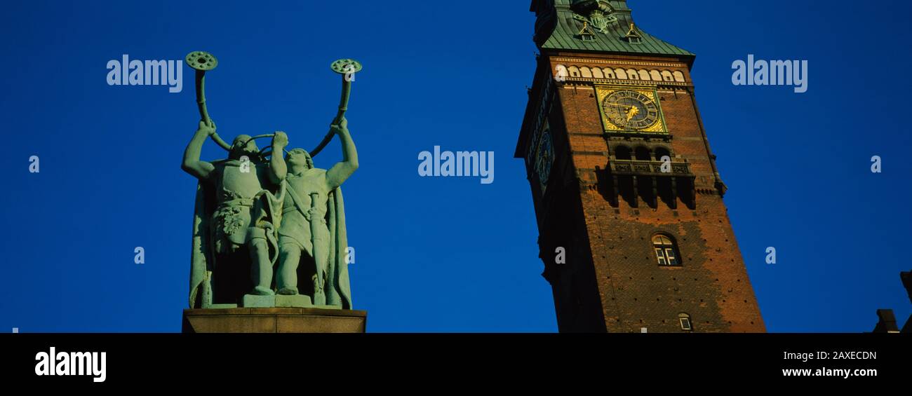 Niedriger Winkel Blick Auf EINE Statue Und EINEN Uhrturm, den Rathausplatz, Kopenhagen, Dänemark Stockfoto