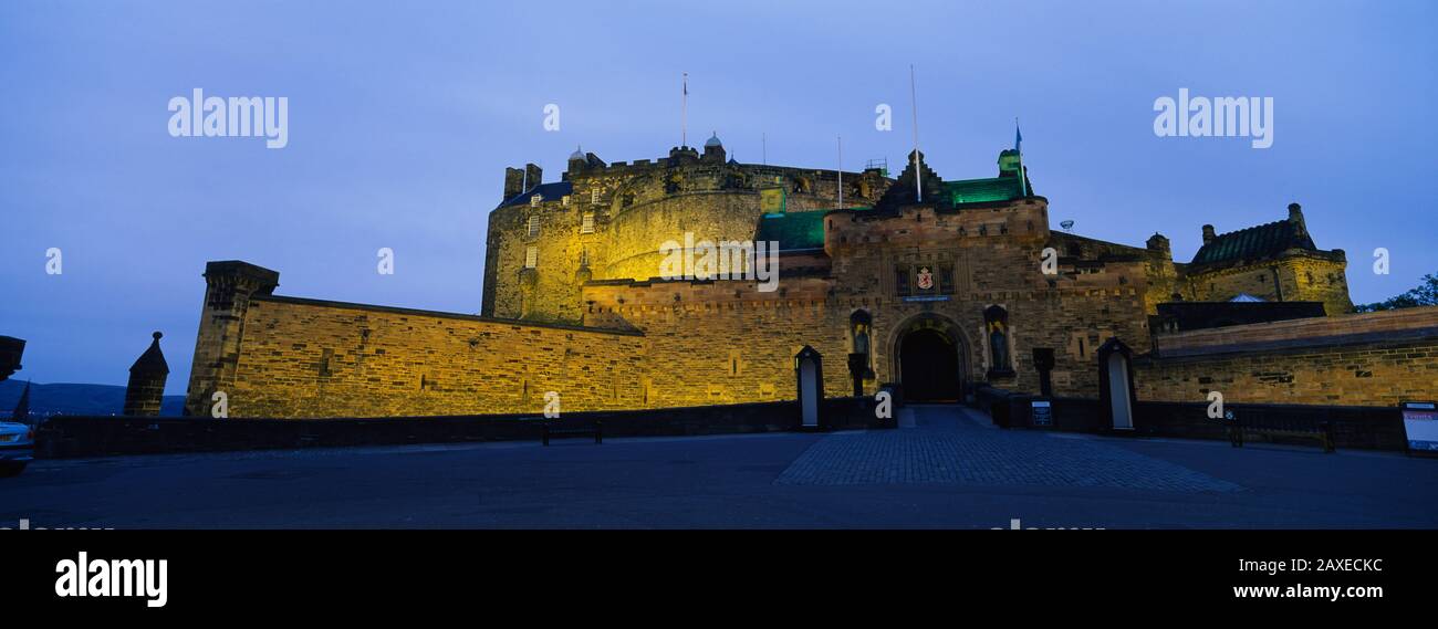 Castle Lit Up At Dusk, Edinburgh Castle, Edinburgh, Schottland, Großbritannien Stockfoto