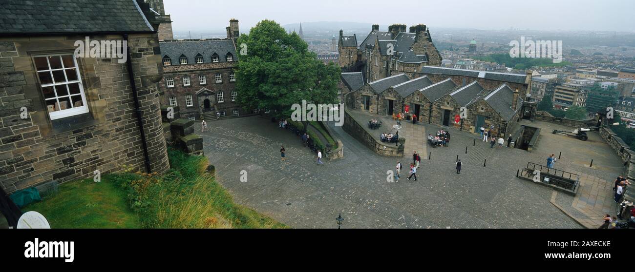 High Angle View Of Touristen In A Castle, Edinburgh Castle, Edinburgh, Schottland, Großbritannien Stockfoto