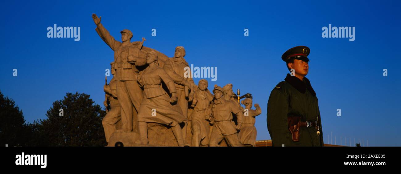 Blick auf die vor der Statue stehende Sicherheitswache, Mao Tse-Tung Mausoleum, Platz des Himmlischen Friedens, Peking, China Stockfoto
