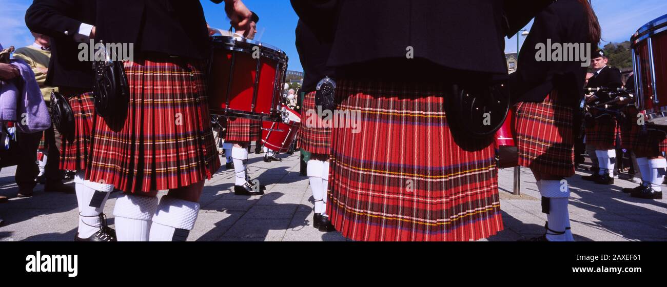 Gruppe Von Männern, Die In Der Street, Schottland, Großbritannien Schlagzeug Spielen Stockfoto