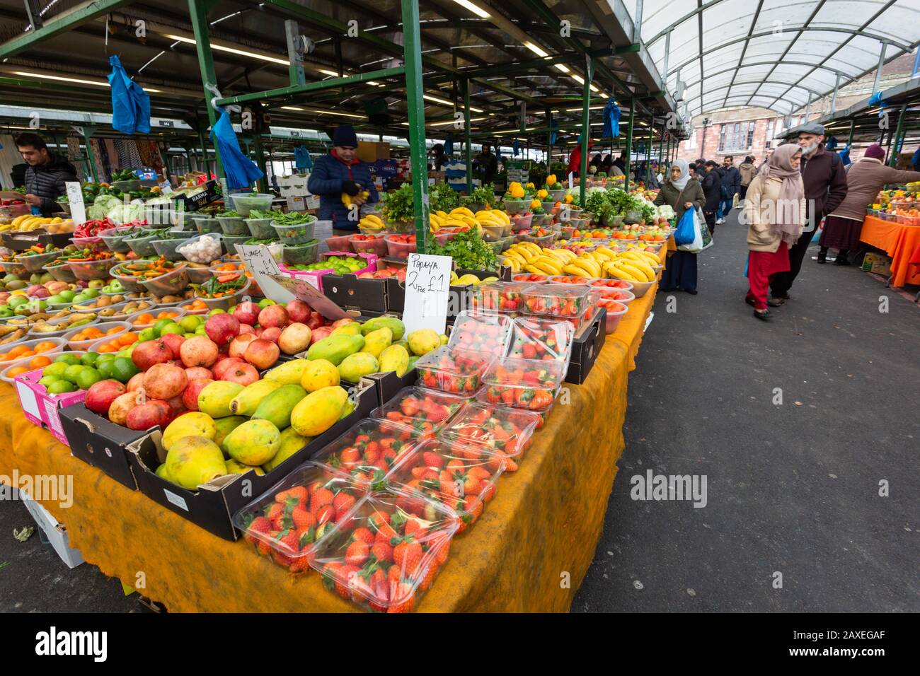 Obst und Gemüse im Verkauf, Birmingham Market, Großbritannien Stockfoto