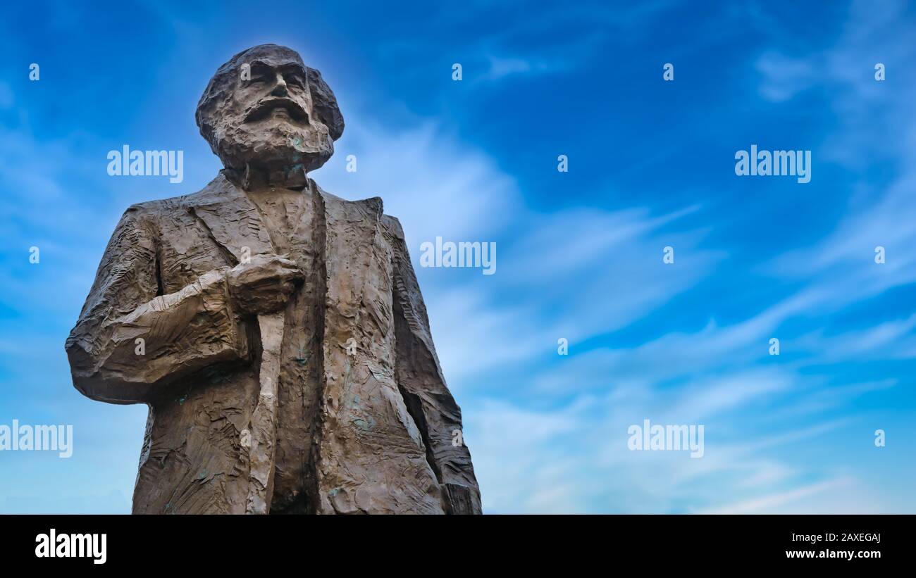 Statue des berühmten Kommunisten Karl Marx in Trier mit blauem Himmel Stockfoto