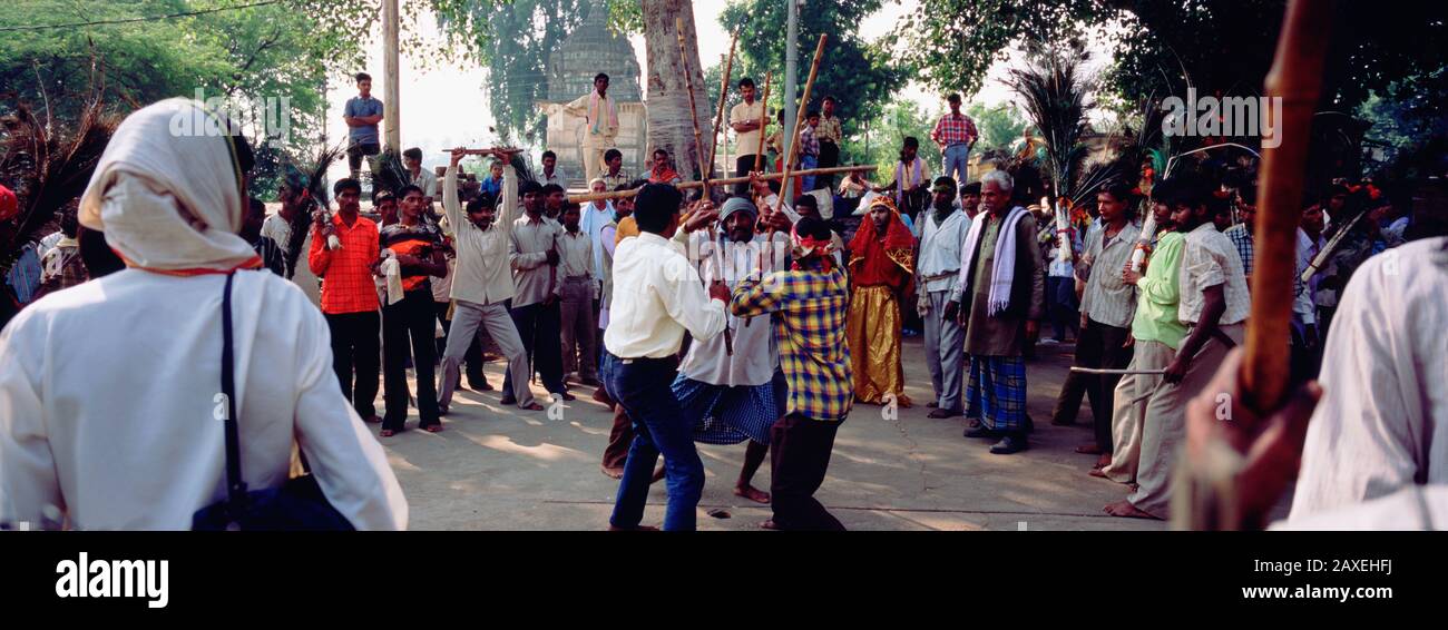 Gruppe von Menschen, die ein Diwali-Festival feiern, Khajuraho, Madhya Pradesh, Indien Stockfoto