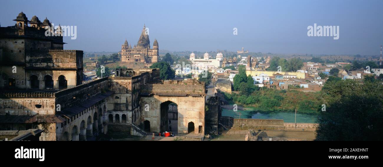 Blick auf einen Tempel in einer Stadt, Orchha, Tikamgarh, Madhya Pradesh, Indien Stockfoto