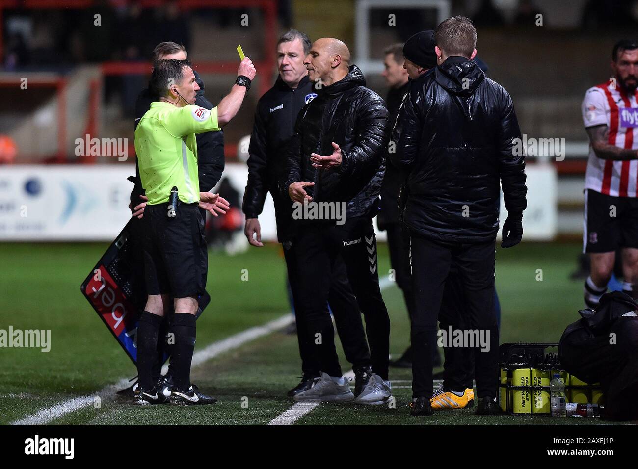 Exeter, Großbritannien. Februar 2020. Exeter, ENGLAND - 11. FEBRUAR Dino Maamria (Manager) von Oldham Athletic wird vom Schiedsrichter Keith Stroud während des Sky Bet League 2 Spiels zwischen Exeter City und Oldham Athletic im St James' Park, Exeter am Dienstag, 11. Februar 2020 gebucht. (Kredit: Eddie Garvey/MI News) Foto darf nur für redaktionelle Zwecke in Zeitungen und/oder Zeitschriften verwendet werden, Lizenz für kommerzielle Nutzung erforderlich Kredit: MI News & Sport /Alamy Live News Stockfoto