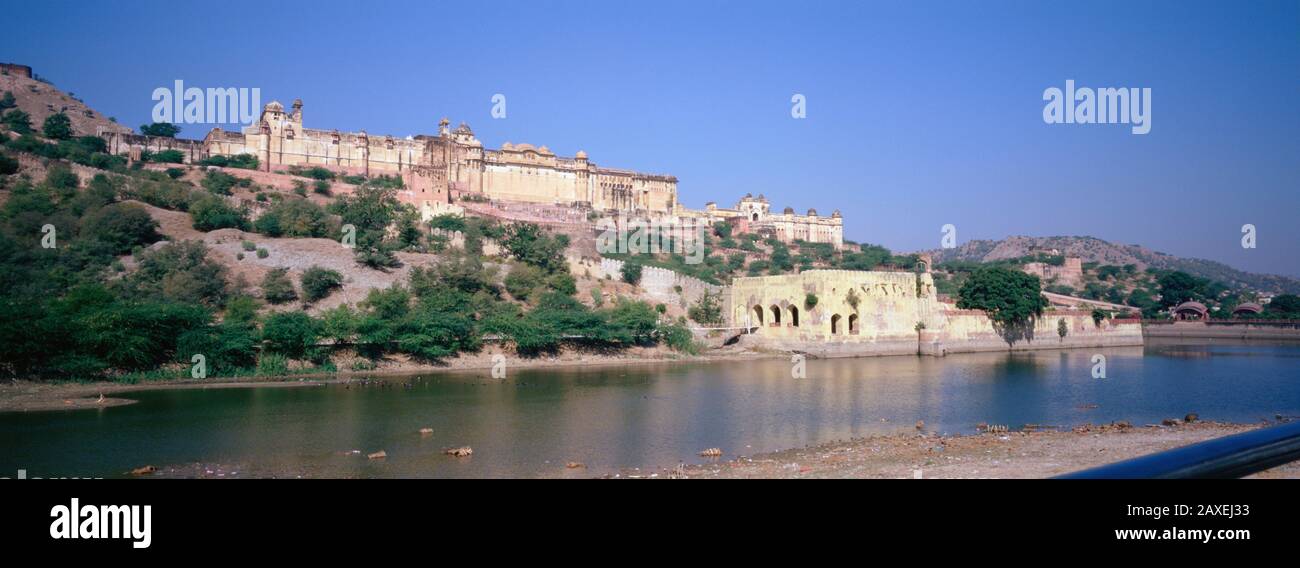 Fort an einem Flussufer, Amber Fort, Amber, Jaipur, Rajasthan, Indien Stockfoto