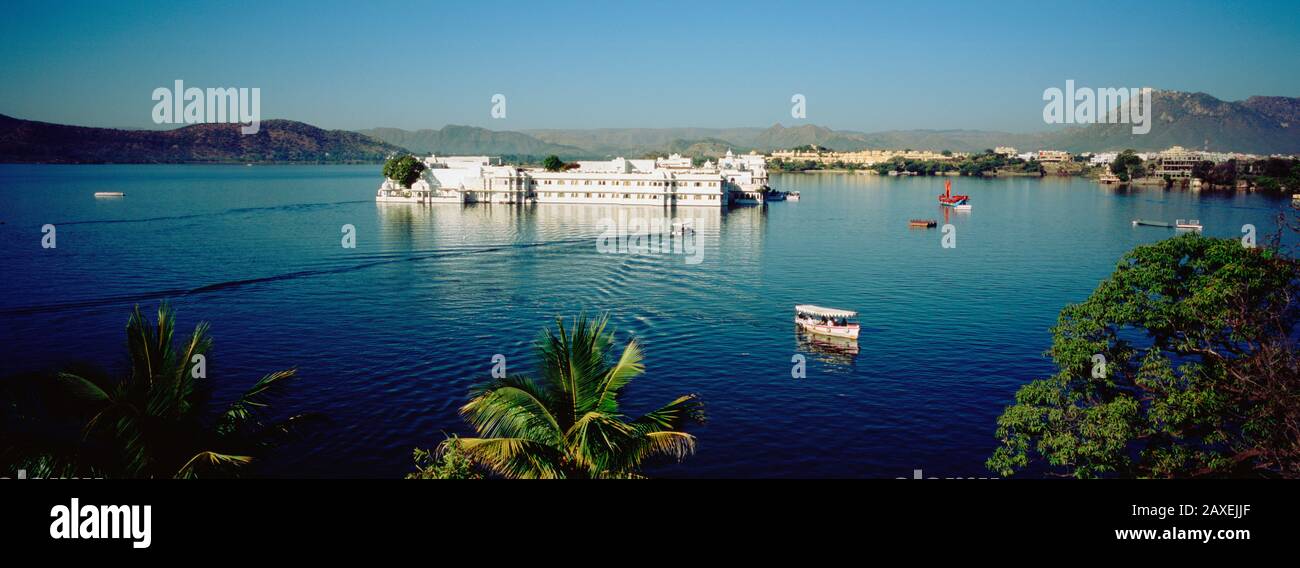 Blick auf ein Hotel, umgeben von Wasser, Lake Palace, Udaipur, Rajasthan, Indien Stockfoto