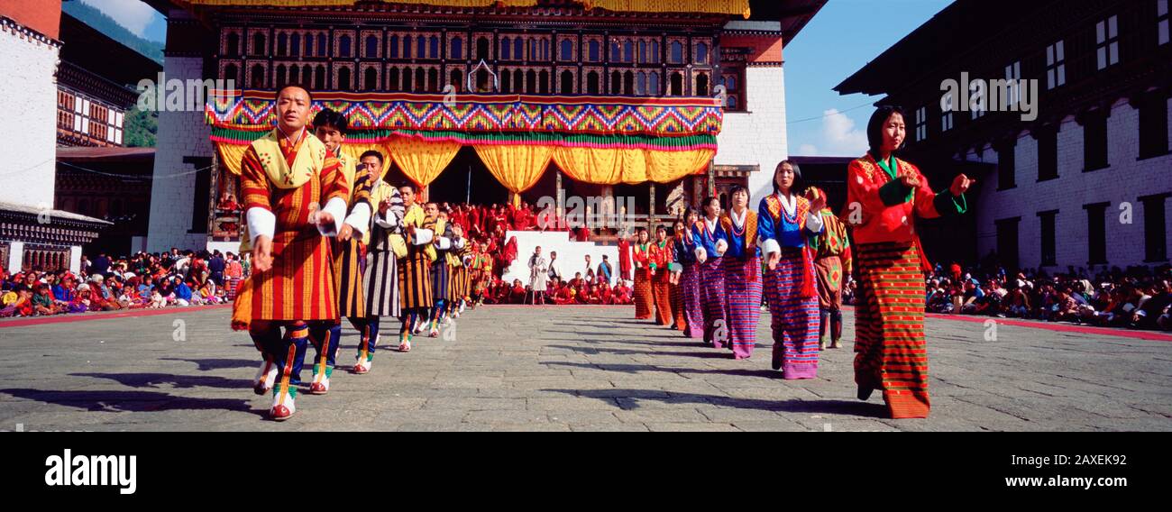 Folk Dancers In A Festival, Thimphu Tshechu, Thimphu Bhutan Stockfoto