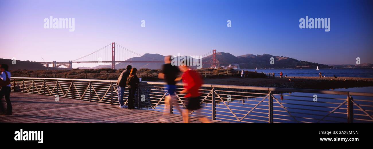 Fünf Leute Joggen Auf EINER Brücke, Golden Gate Bridge, San Francisco, Kalifornien, USA Stockfoto