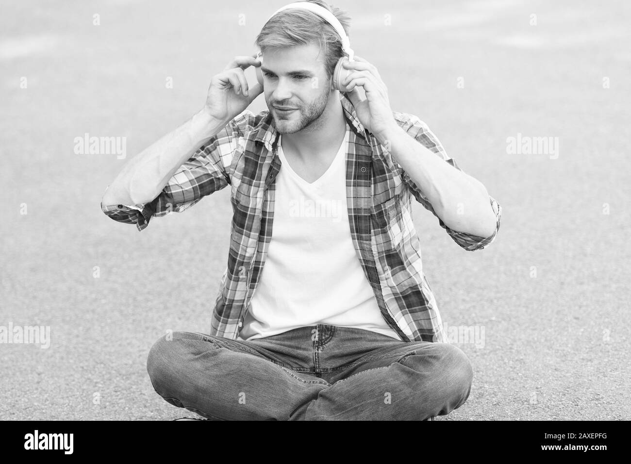 Online lernen. Educational technology. E-Learning. Studie überall. Hörbuch Konzept. Weltweit Wissen zugreifen. Audio Bibliothek. Eine andere Art des Lernens. Mann gut aussehender Student Kopfhörer. Stockfoto