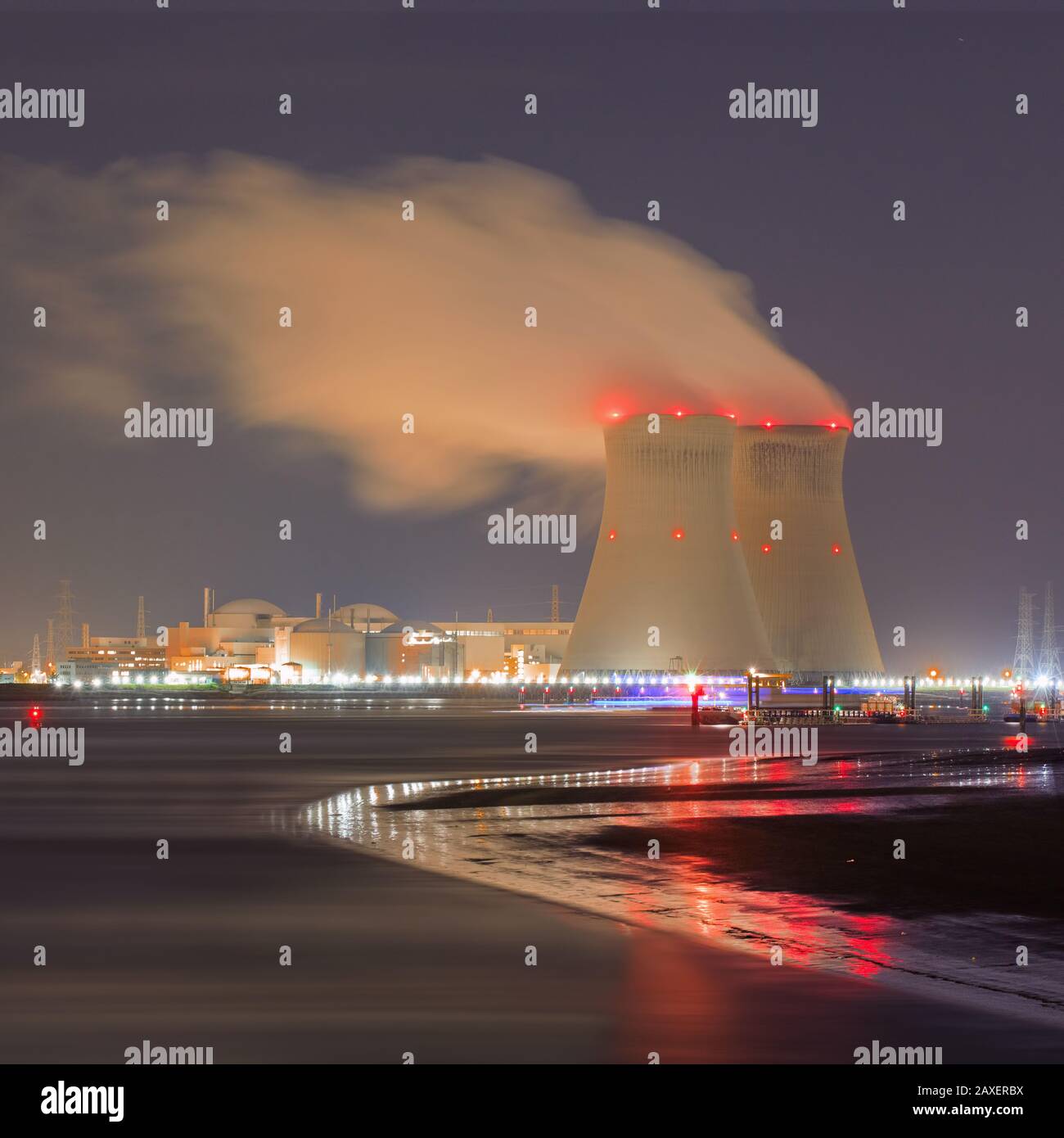Nachtaufnahme mit Blick auf Ufer mit nuklearen Reaktor Doel, der Hafen von Antwerpen, Belgien. Stockfoto