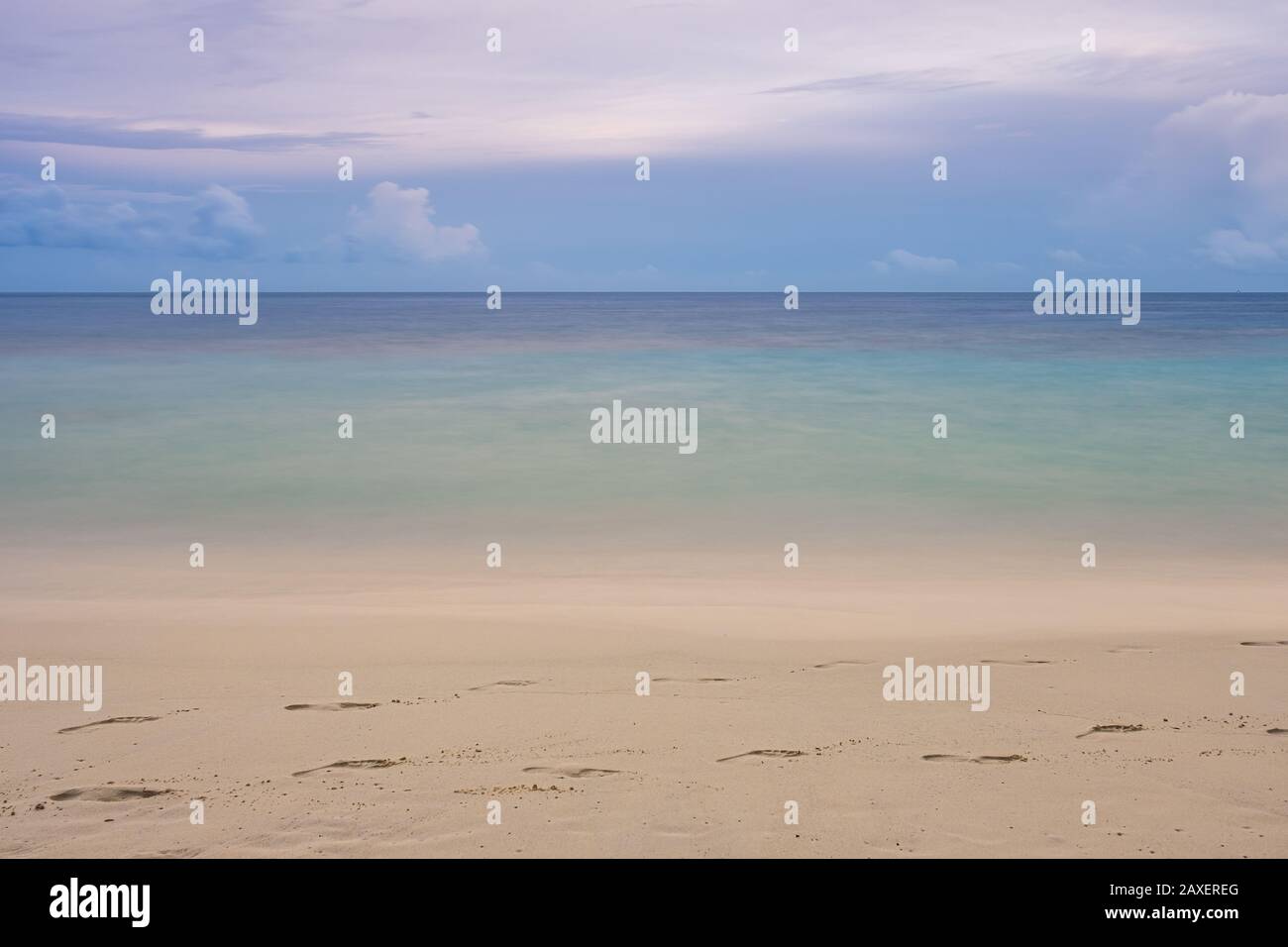 Eine beruhigende Langzeitbelichtung einer atemberaubenden Strandszene im wunderschönen W Hotel auf den Malediven Stockfoto