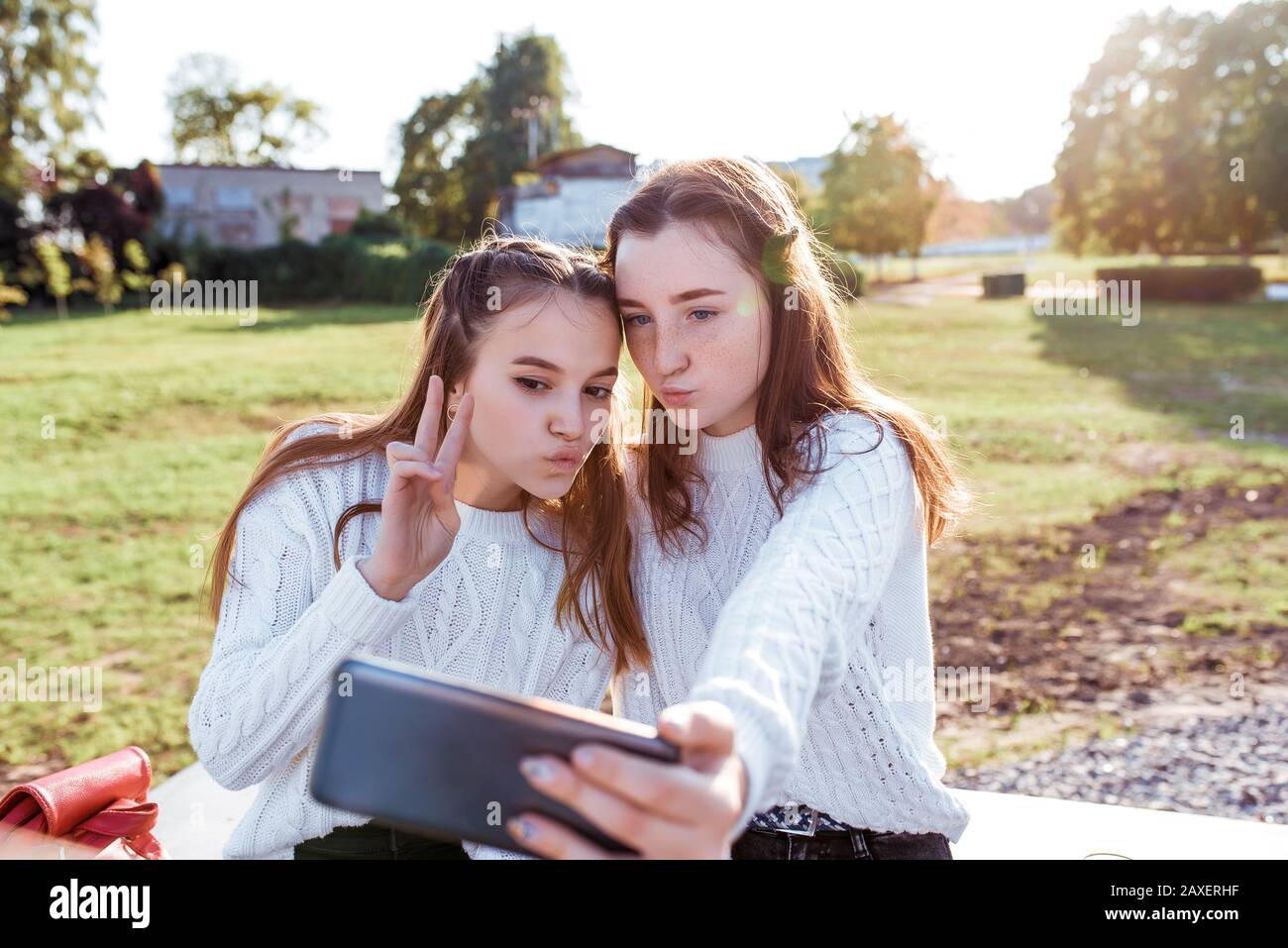 Zwei Mädchen Mädchen Mädchen Mädchen 12-14 Jahre alt, fotografieren von sich selbst am Telefon ...