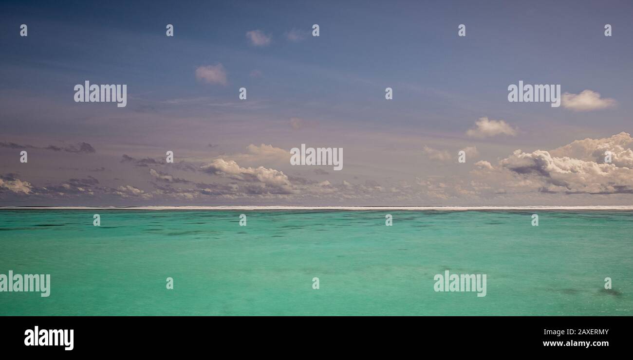 Ein Panorama-Hintergrundfoto von Meer und Himmel in einem idyllischen Inselparadies Stockfoto