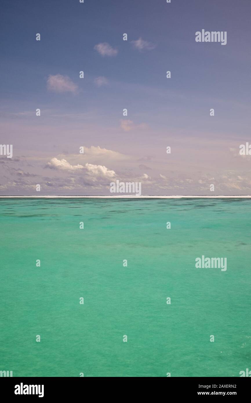 Ein Hintergrundfoto zum Meer und zum Himmel in einem idyllischen Inselparadies Stockfoto